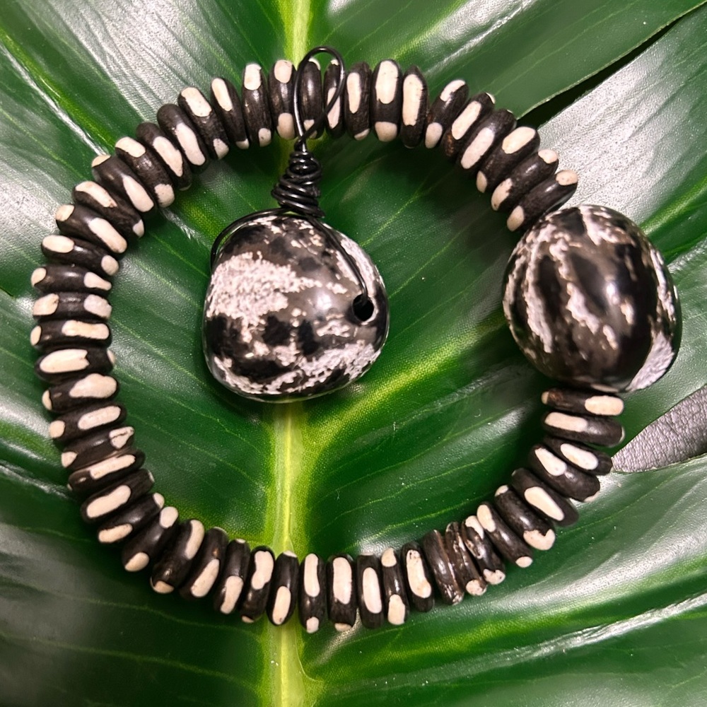 GORGEOUS black & white bone w/genuine coconut shell bracelet & pendant necklace